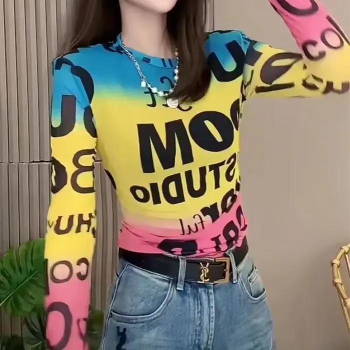 T-shirt slim aux couleurs contrastées pour femmes, style décontracté, mode koreenne, lettre imprimée, pompon décoratif, ajustement parfait, été 2024