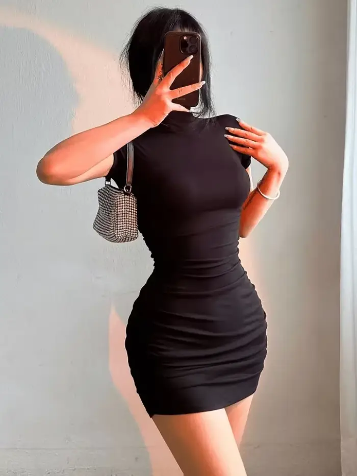 Sexy obtiahnuté minišaty s polovysokým golierom a plisovaným pásom pre odvážne dievčatá
