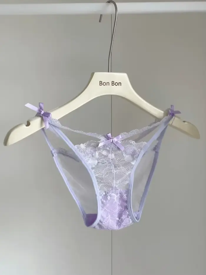 Fialová sexy spodná bielizeň s push-up podprsenkou s popruhmi pre malé prsia, háčkované šálky s prekríženými rámami, ideálne pre dámske večierky