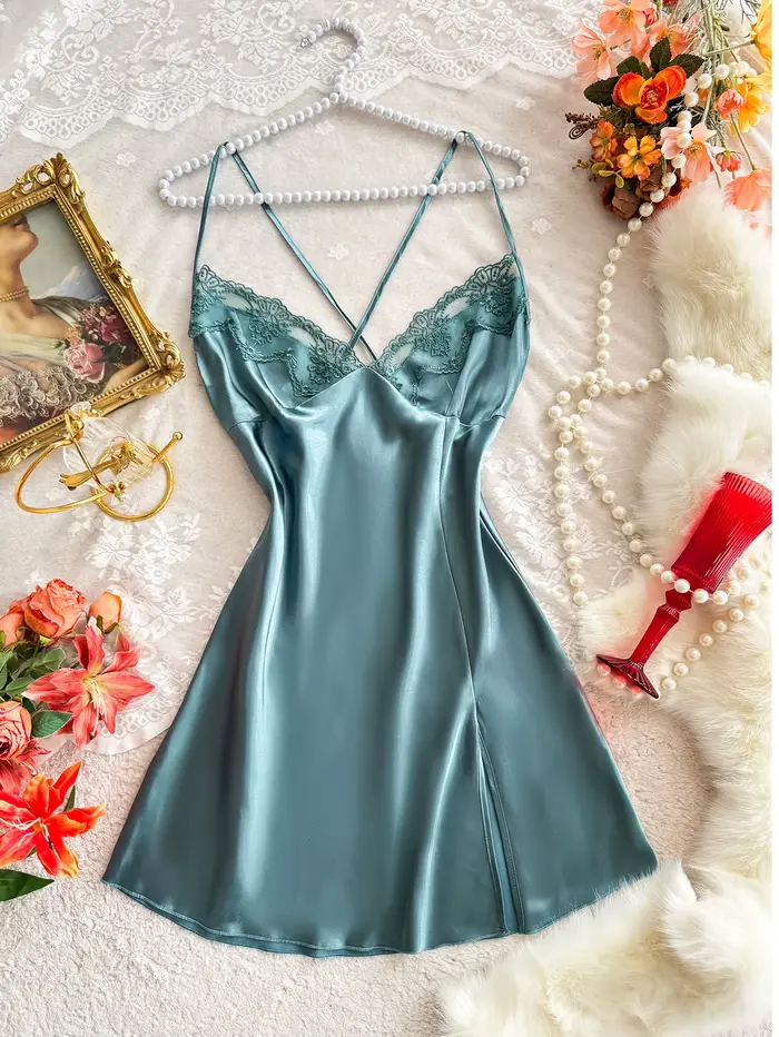 Nouvelle chemise de nuit sexy en dentelle pour femme avec bretelles croisées, col en V et fente laté