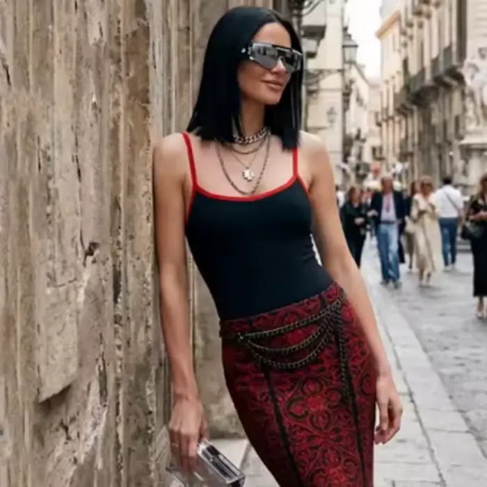 Dámska kombinéza 2026 Nová kolekcia Jar-Leto Štýlová a Trendy s Tenkými Ramienkami a Color-block Detailmi