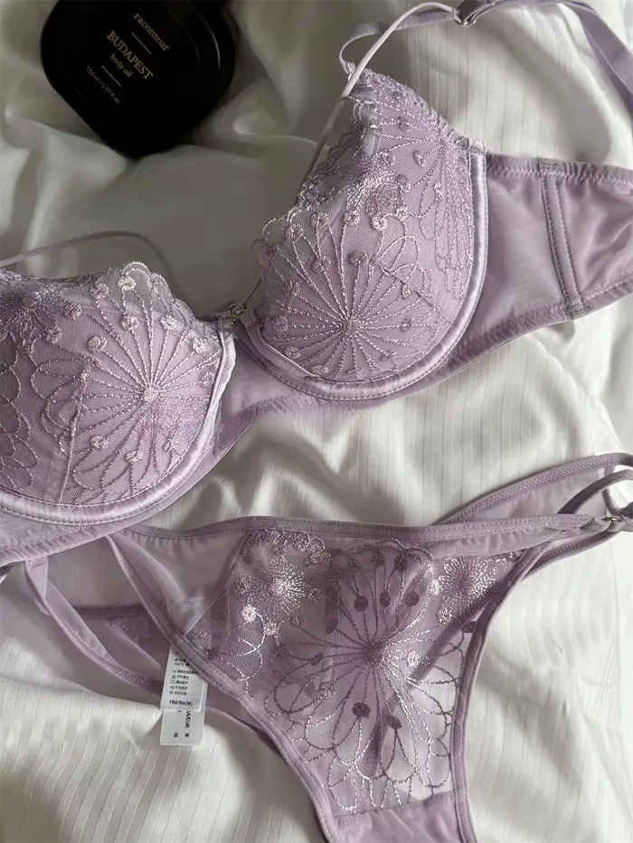 Lingerie de niche violette élégante soutien-gorge brillant anti-affaissement avec dentelle pour femmes grandes tailles occasions spéciales