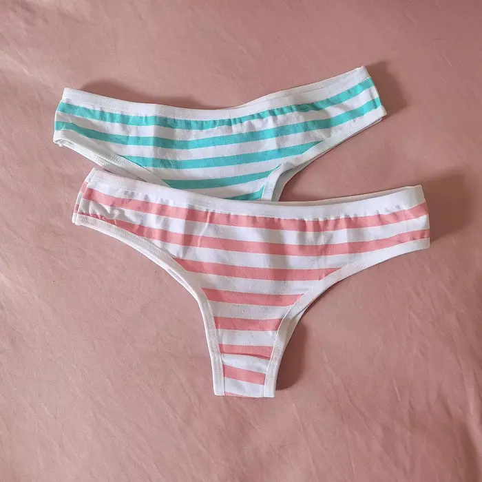 Sexy a roztomilé dievčenské ženské modro-ružové pruhované tangáčiky t-back