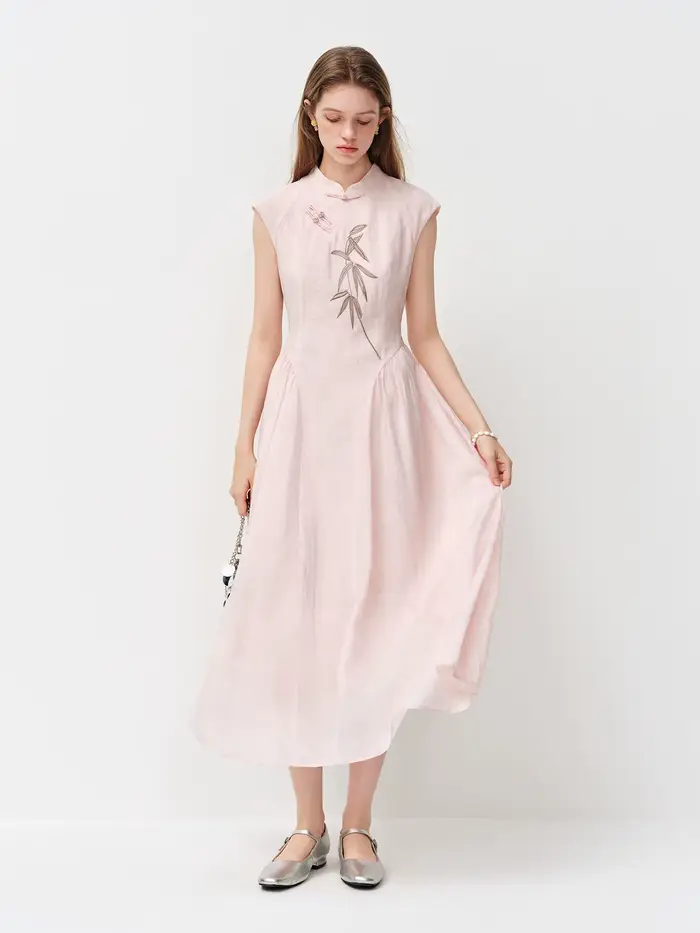 Robe viscosée et polyamide avec broderie chinoise élégante pour femmes, idéale pour les occasions spéciales et les soirées romantiques