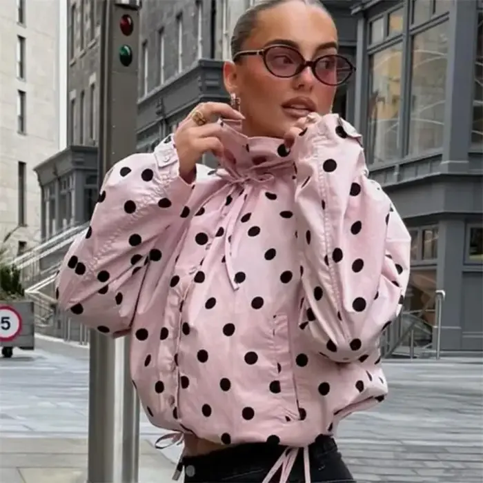 Manteau pour femme Printemps 2026 Nouveau style Rose à pois Manches longues Détail noué Simple bouto