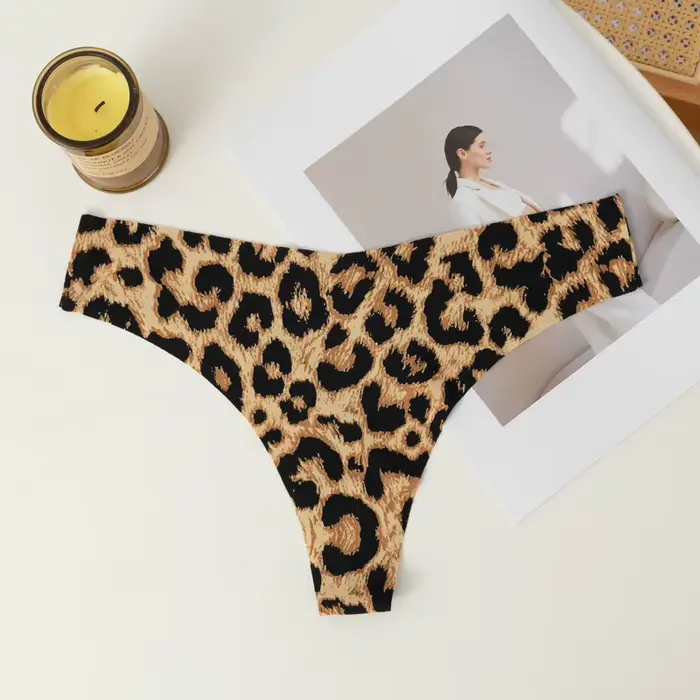 Tanga z polyesteru a elastanu s leopardím vzorom pre ženy, nízky pás, neviditeľný a pohodlný pre mladé ženy