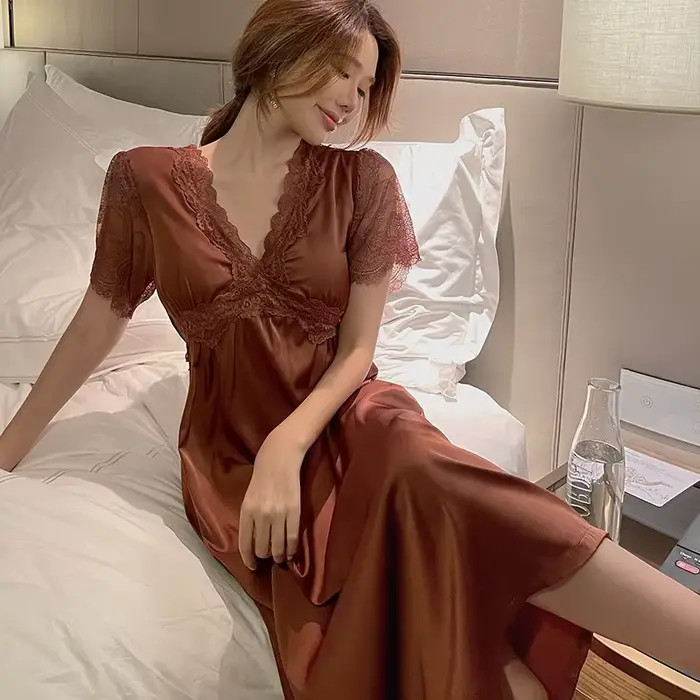 Nočná košieľka z saténu z polyesteru a ronu elegántna na ženy pre špeciálne nepriamy a luxusný vintage look