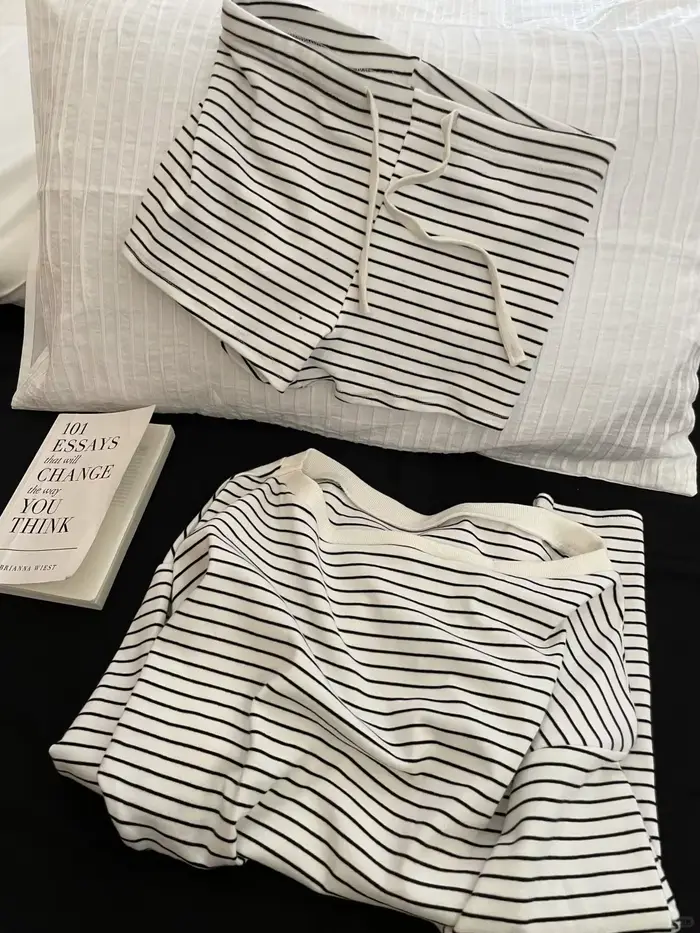 Pyjama à manches longues de style coréen, avec rayures noires et blanches et shorts à épaules dénudé