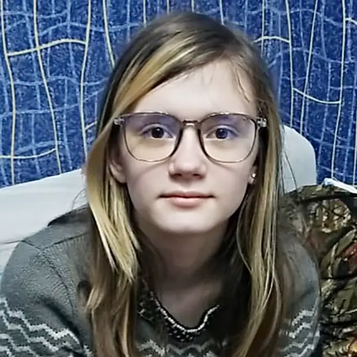 Priehľadné hranaté počítačové okuliare