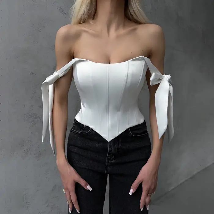 Biely bandážový top, elegantný čierny korzet pre ženy