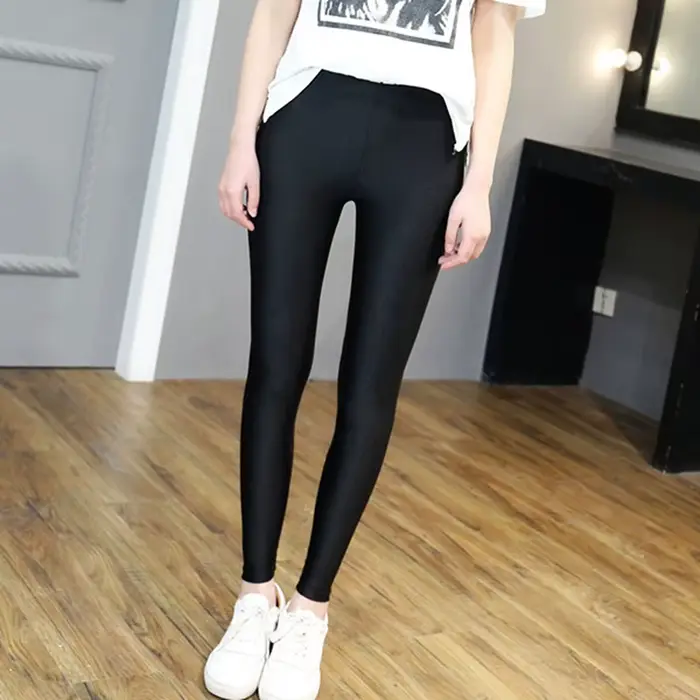 Lesklé čierne legíny pre ženy