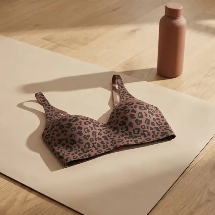 Bezšvíková polyester leopard podprsenka pre ženy a dievčatá s hlbokým výstrihom V a elegantným chrbtom