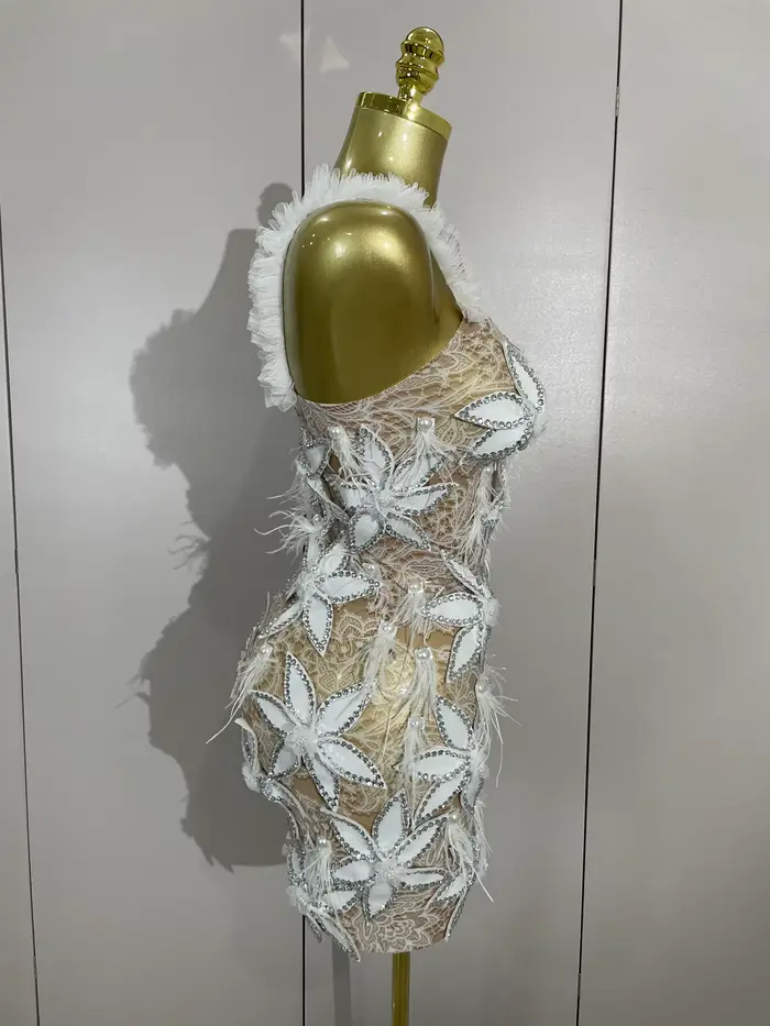 Sexy trblietavé diamantové kvety perie biele priesvitné šaty krátke na večierok ples oslavu narodenín