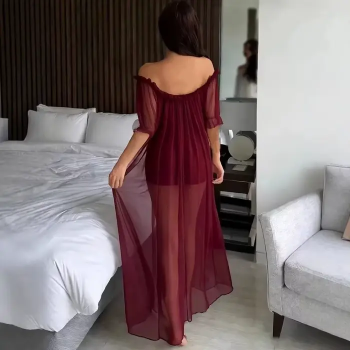 Elegantná priesvitná nočná košeľa s odhalenými ramenami