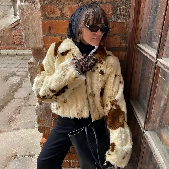 Dámske Streetwear štýl Neo Mint Chic Street dievčatá umelé kožušiny bunda, luxusné zimné bundy, mäkké a teplé umelé kožušiny, skladaný golier, imitácia Fox Fur, polyester a bavlna, jeseň-zima 2025
