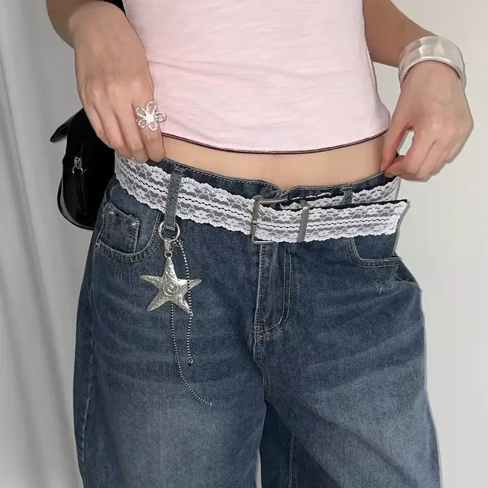 Belle ceinture de taille en dentelle florale blanche ; Accent de mode réglable assorti pour les femm