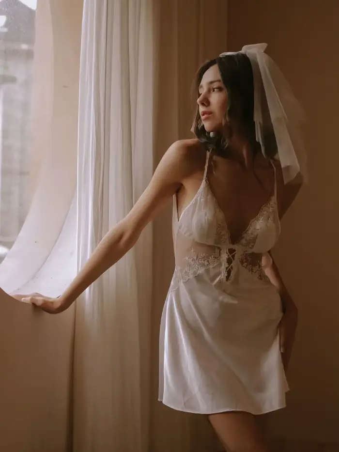 Dámska nočná košeľa z polyesteru a elastanu, s V-neck a elegantnou výšivkou pre odpočinok doma a špeciálne príležitosti