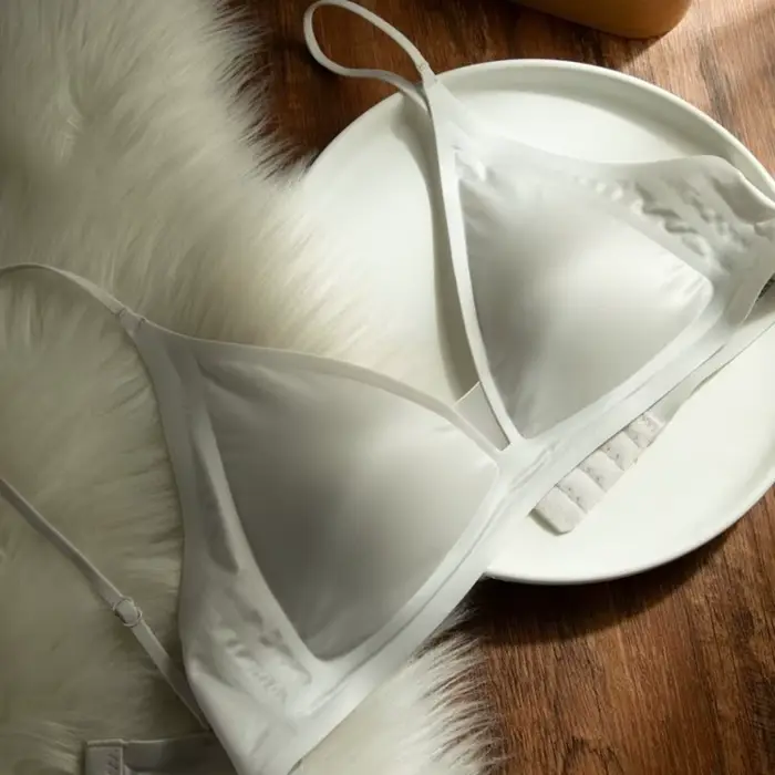 Soutien-gorge en satin laiteux à col en V profond, maintien doux, bretelles ajustables, sans couture