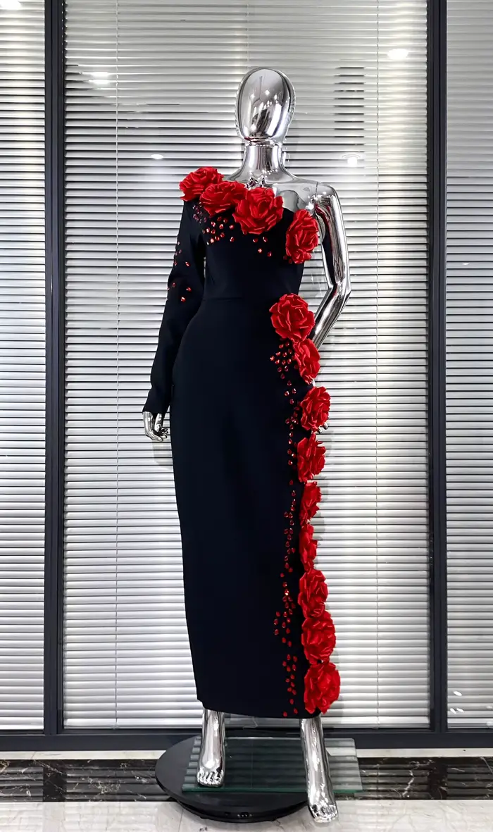 2025 nouvelles fleurs rouges brillant diamants Sexy épaule Oblique noir robe de pansement femme robe