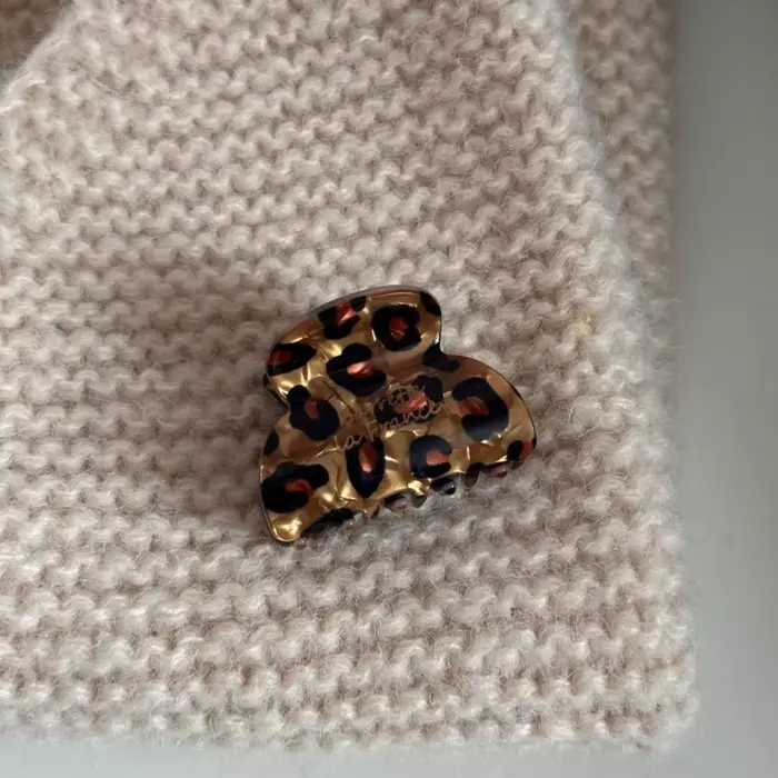 Vlasová spona z acetátu s leopardím vzorom