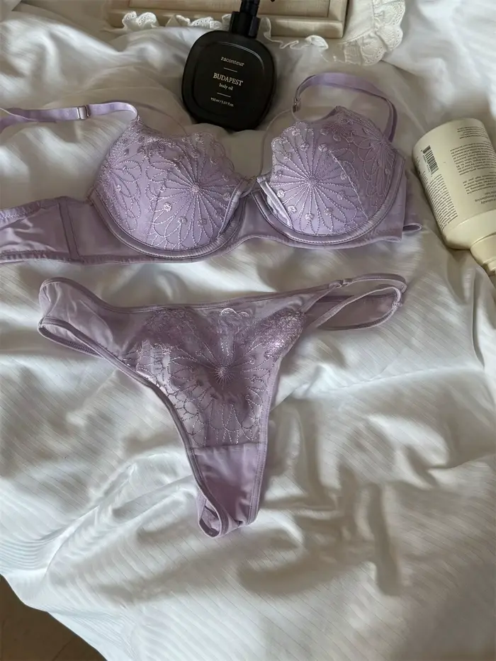 Lingerie de niche violette élégante soutien-gorge brillant anti-affaissement avec dentelle pour femmes grandes tailles occasions spéciales