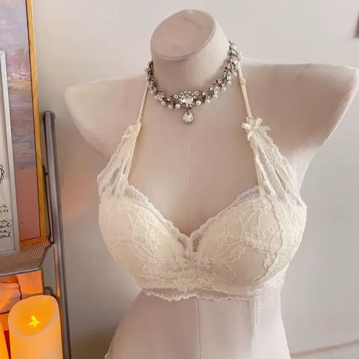 Spodná bielizeň odhaľujúca krk a ramená, s rozvlneným a sexy čipkou, ktorá podporuje podprsenku.