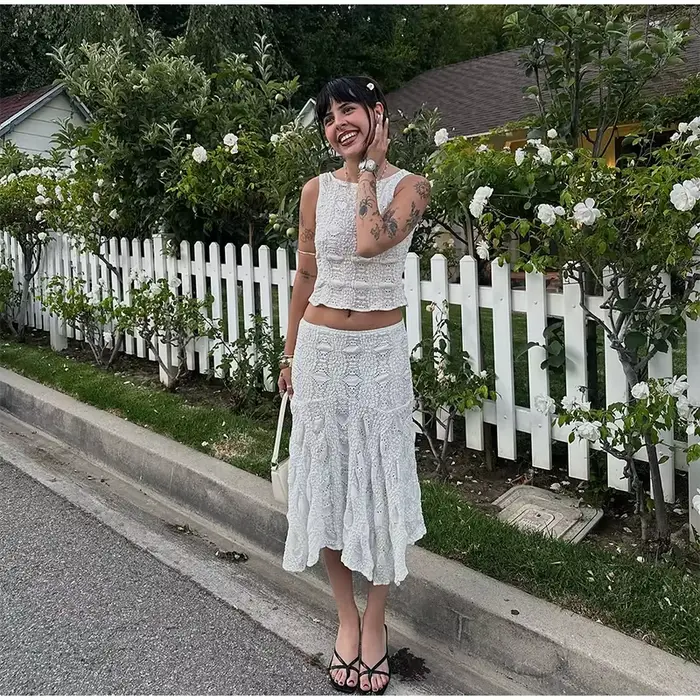 Ensemble Corset en Dentelle Délicate et Jupe Midi Coupe Ajustée Sans Manches – Tenue Tendance Coquet