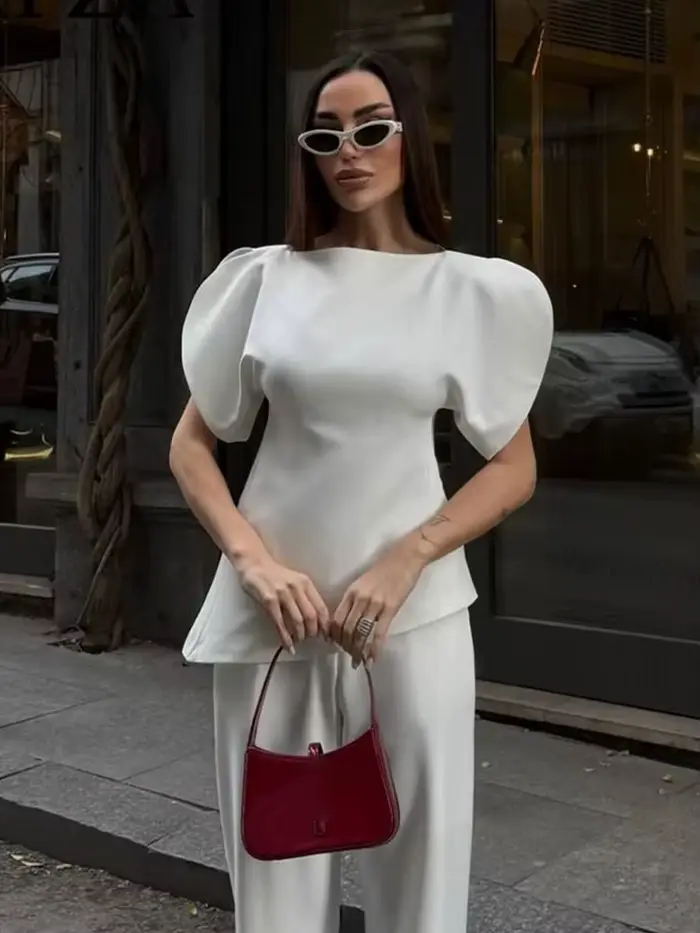 Elegantná biela blúzka s nafúknutými rukávmi a asymetrickým lemom pre ženy HH