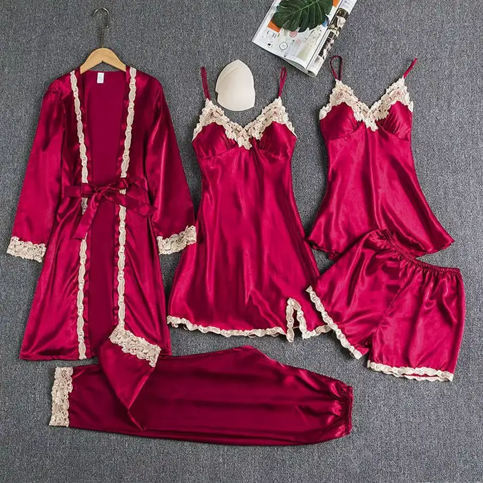 Nouvel Ensemble de Pyjama de Luxe en Satin 5 Pièces pour Femme 2025 – Vêtements de Nuit Soyeux avec Robe, Nuisette, Caraco, Short et Pantalon à Bordure Dentelle – Tenue d'Intérieur Élégante et Tendanc