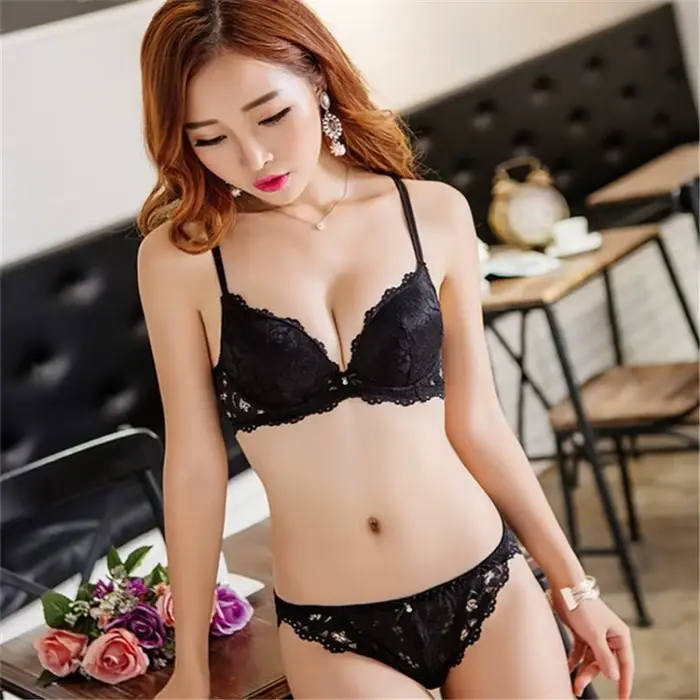 Ensemble lingerie féminin élégant en polyester et élasthanne avec dentelle fleur pour femmes occasions quotidiennes浪漫内衣HTML描述结束，请提供一个优化的长尾SEO标题，基于上述描述，不少于14个单词，富含自然关键词（材质、类型、风格、用途、场合），吸引人且可读性强，但不包括价格、产地/中国、过多标点符号。例如格式：###TITRE### 女式蕾丝花边内衣套装日常使用舒适优雅赠送女性特殊场合 请直接给出优化后的长尾SEO标题，无需其他说明或格式。