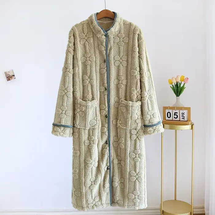 Chemise de nuit en flanelle pour femmes avec col roulé et motifs fleurs pour les nuits froides d'hiver occassions spéciales à offrir
