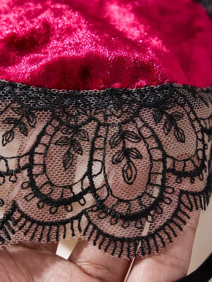 Sexy čipkovaná podprsenka s kvetinovým vzorom. Vzhľad kompletu na Valentínsku noc. Sada