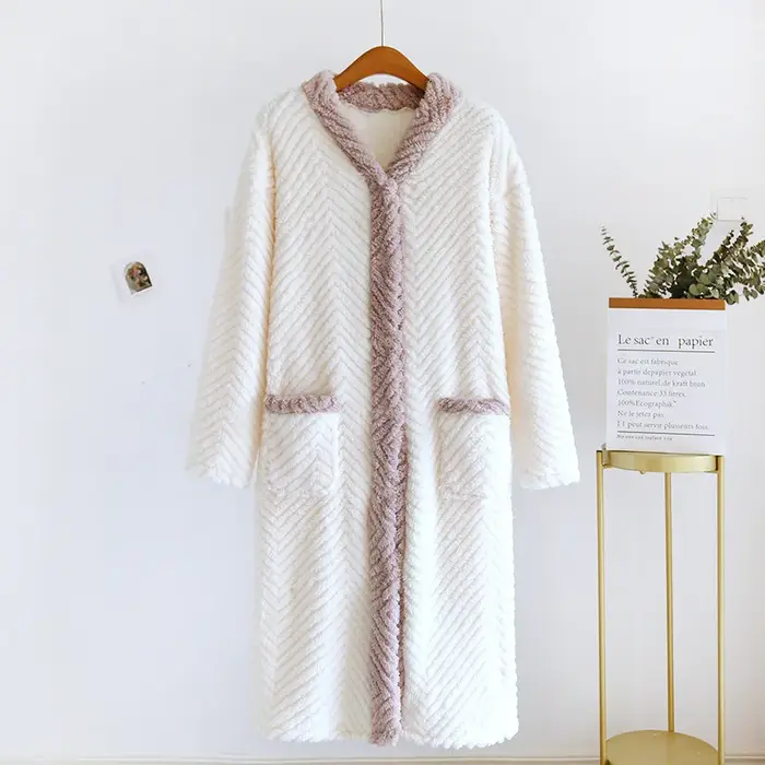 Chemise de nuit en flanelle pour femmes avec col roulé et motifs fleurs pour les nuits froides d'hiver occassions spéciales à offrir