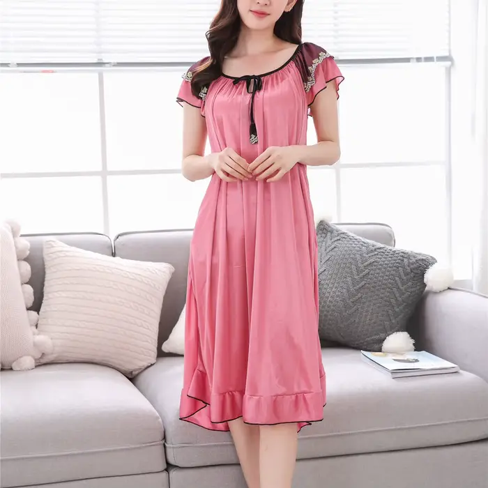 Chemise de nuit en polyester douce avec décoration en dentelle pour femmes, idéale pour les nuits d'été et les occasions spéciales