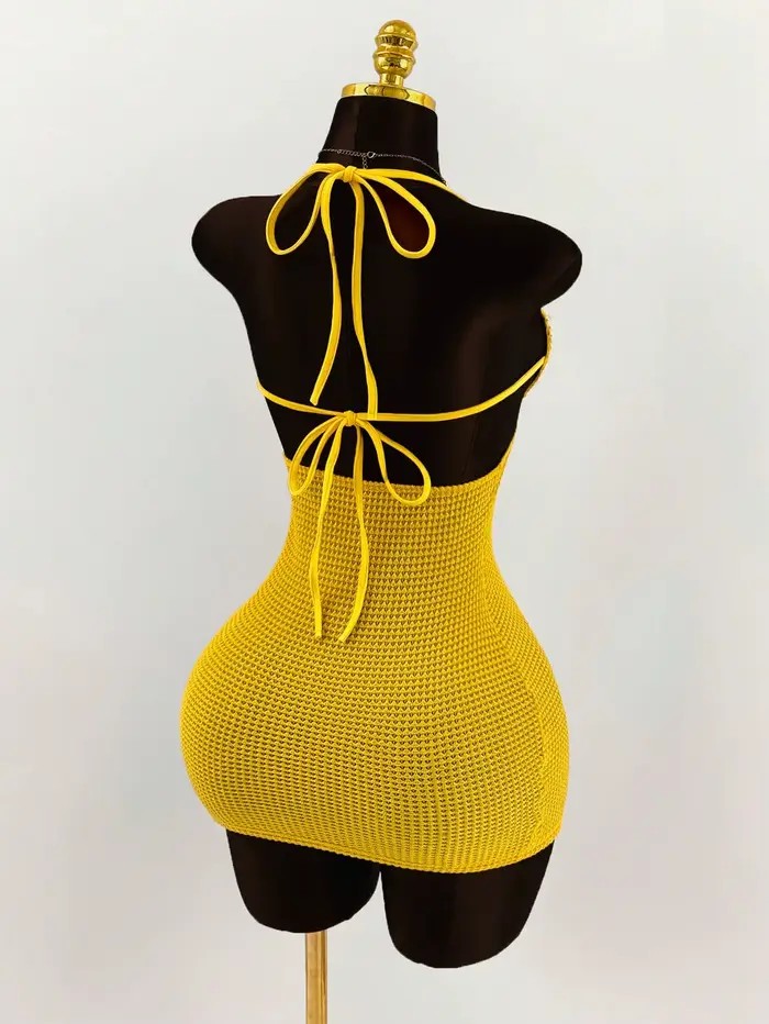 Robe mini moulante dos nu en crochet style bikini, ornée de perles et de coquillages