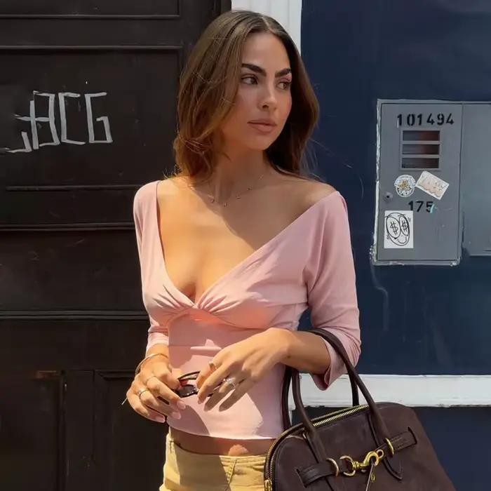 Sexy dámske tričká s výstrihom do V