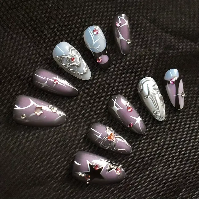 Tmavofialové nechty, 3D diamantový dizajn
