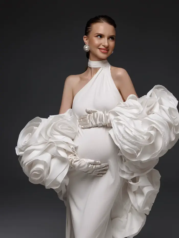Elegantná materská šaty v slonovinovej farbe s pelerínou na fotenie