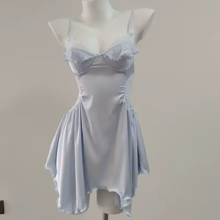 Light Bue chemises de nuit 2025 nouveau pyjama Sexy chemises de nuit pour femmes mince dentelle creuse glace soie plis mince mince bretelles chemise de nuit