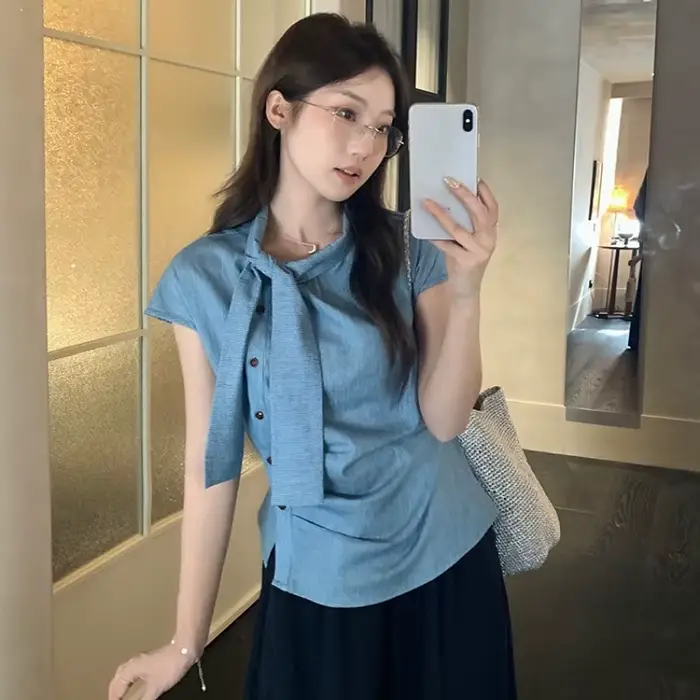 Dámske modré motýlik blúzka, krátke rukávy, bočné tlačidlá, štýlové, fitted fit, skvelé pre kanceláriu