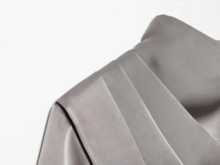 ETJ 2026 printemps nouveau femmes élégant mode châle design satin drapé haut asymétrique froissé che