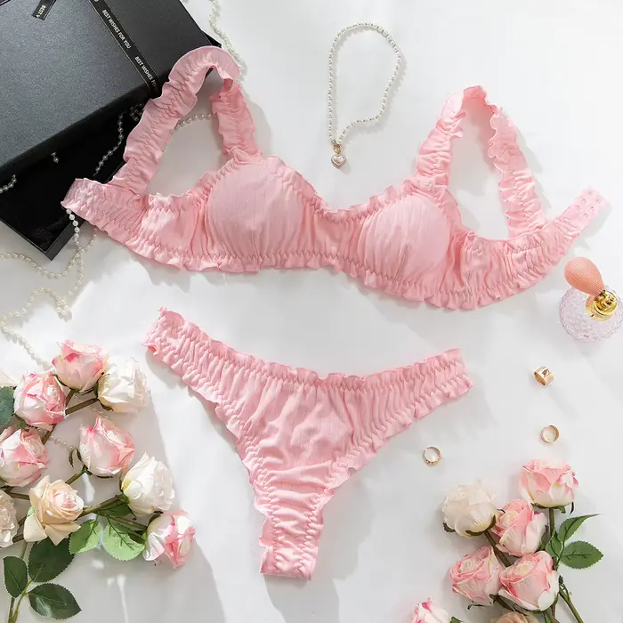 Sexy ženská intímna sada s pletenými volánikmi z polyesteru a elastanu pre dokonalé nosenie a bezkonkurenčné pohodlie pre špeciálne alebo každodenné príležitosti