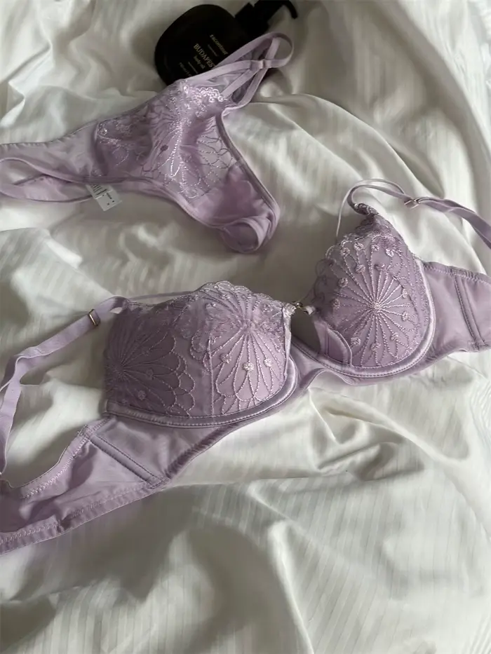 Lingerie de niche violette élégante soutien-gorge brillant anti-affaissement avec dentelle pour femmes grandes tailles occasions spéciales