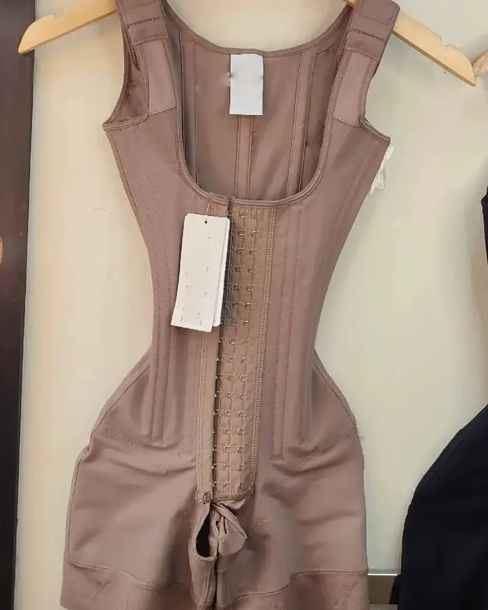 body ženský tréner z elastanu a nylonu s predným zipsom pre elegantnú a pohodlnú siluetu pre výlety a špeciálne príležitosti