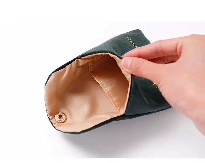 Sacoche multifonctionnelle carrée en tissu robuste pour hygiène féminine et rangement personnel versatile occasions spéciales