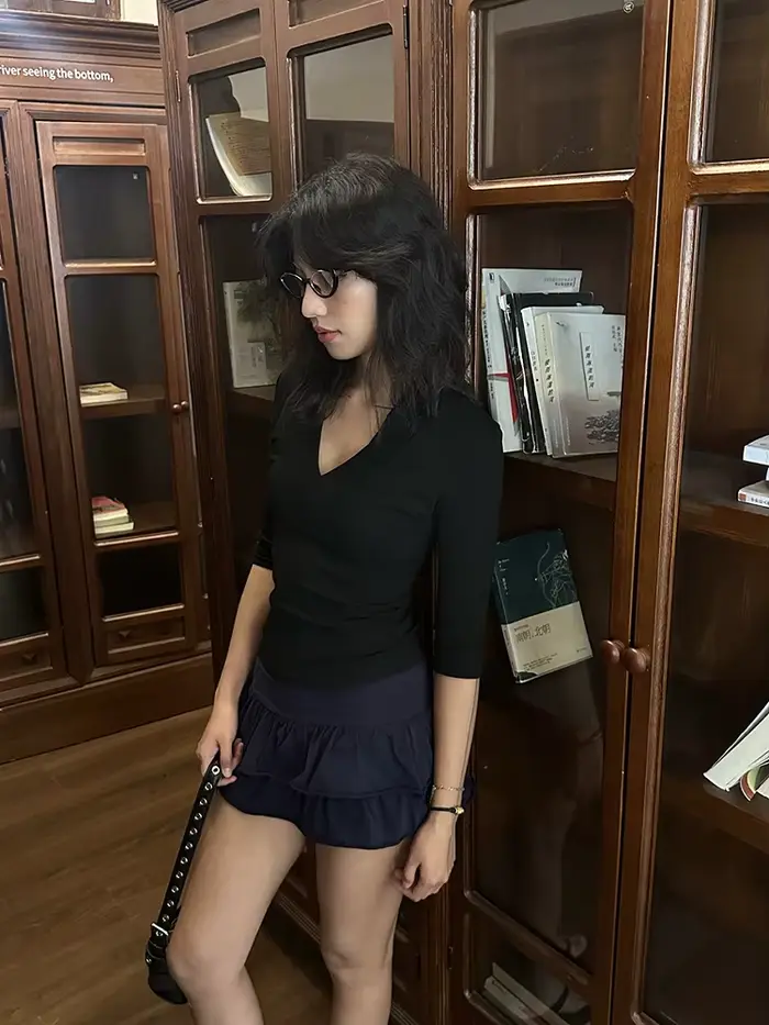 Yedinas čierne tričko s výstrihom do V Streetwear pre ženy