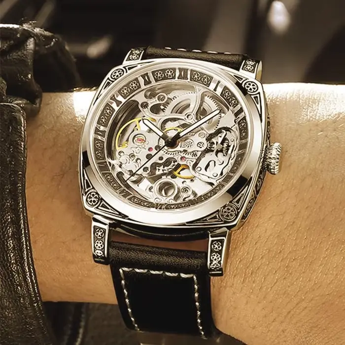 Une montre mécanique creuse à Tourbillon entièrement automatique sculptée lumineuse de Style d'affai