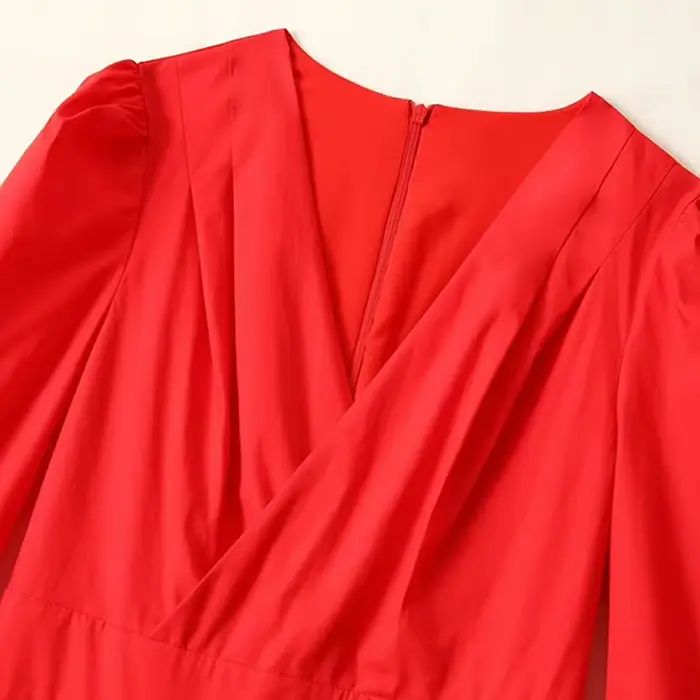Elegantné áčkové šaty s výstrihom do V a dlhými rukávmi