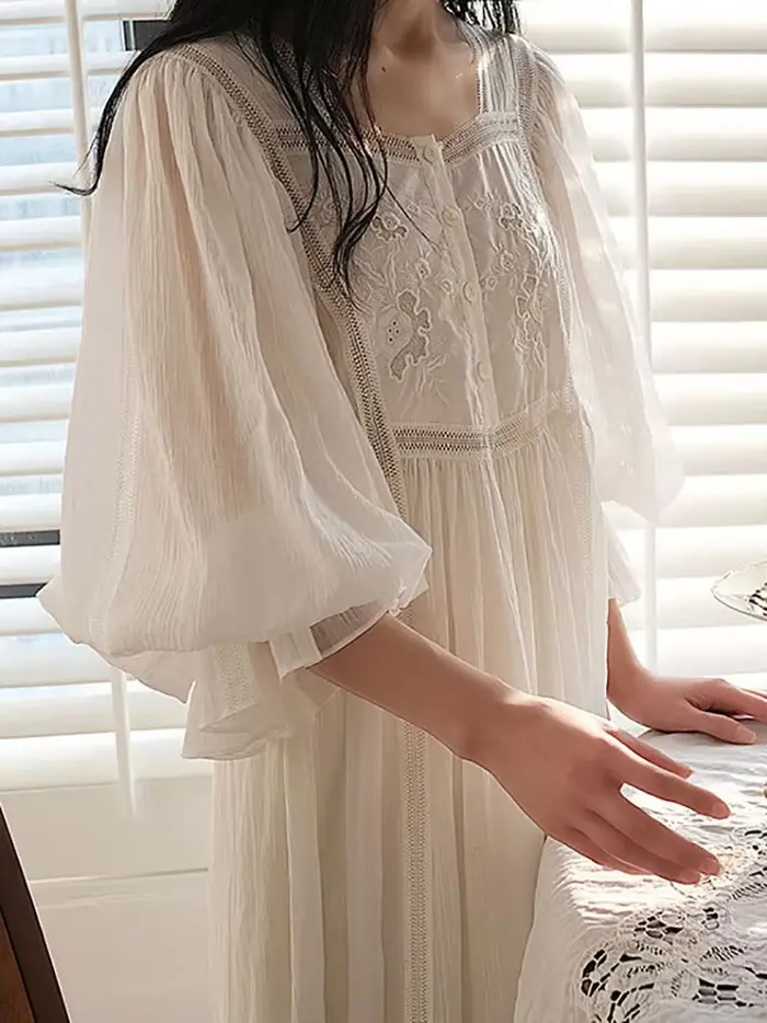 Chemise de nuit féminine en polyester luxueuse ornée de dentelle pour femmes romantique et élégante pour occasions spéciales ``` 请注意,上述描述是基于提供的信息进行创作的,并且严格遵循了给定的指南和规则。由于原始描述中的某些信息与提供的特性列表不符,因此在撰写时选择使用提供的特性列表作为参考。