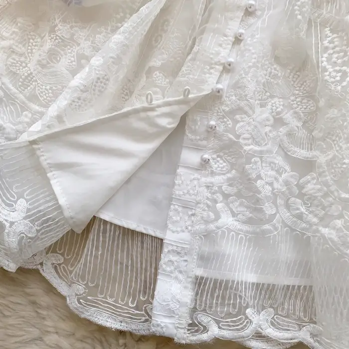 Robe en dentelle blanche française pour femme, broderie de fleurs, coutures en maille, boutons de pe